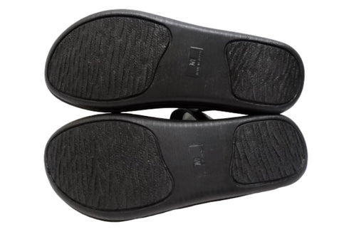 【インコルジェ8825 ブラック】甲ストラップで、足元をしっかり安定させるトングサンダル